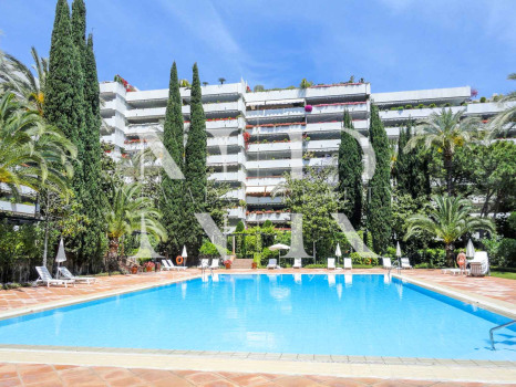 Apartamento en Don Gonzalo con vistas al mar a la venta en Marbella centro