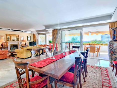 Apartamento en Don Gonzalo con vistas al mar a la venta en Marbella centro
