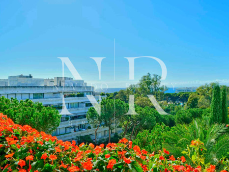 Apartamento en Don Gonzalo con vistas al mar a la venta en Marbella centro