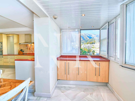 Apartamento en Don Gonzalo con vistas al mar a la venta en Marbella centro
