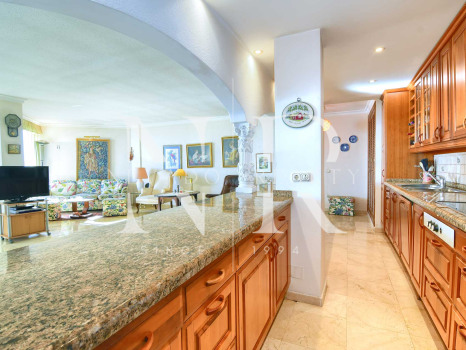 Apartment in the Marbella 2000 building opposite Marbella Marina