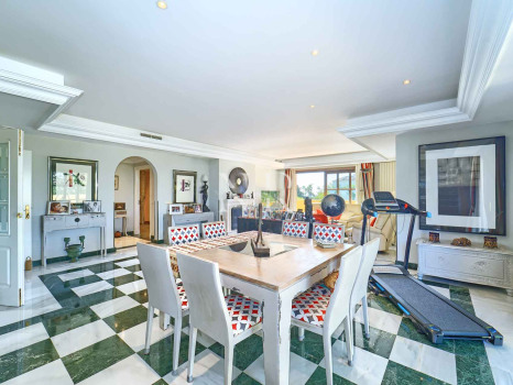 Penthouse dans l'immeuble Itxaso, Milla de Oro, près de la plage, à vendre