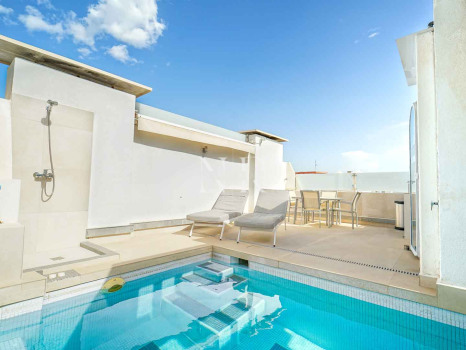 Penthouse dans l'urbanisation Marbella House avec vue sur la mer, en location courte durée