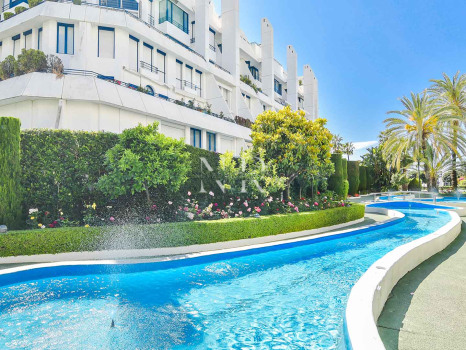 Penthouse dans l'urbanisation Marbella House avec vue sur la mer, en location courte durée