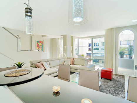 Penthouse dans l'urbanisation Marbella House avec vue sur la mer, en location courte durée
