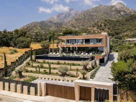 Villa with sea views in Marbella for sale