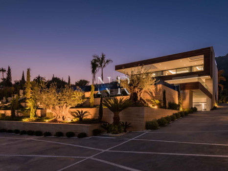 Villa with sea views in Marbella for sale