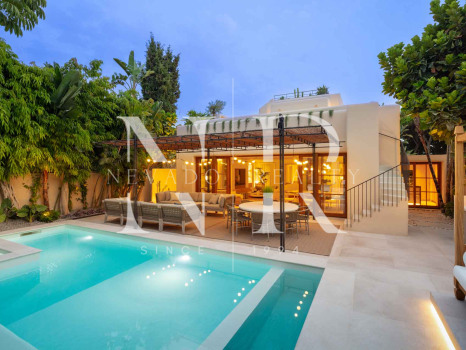 Villa next to the beach in urbanization Casablanca for sale