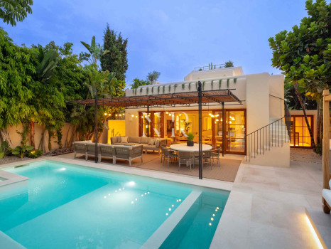 Villa next to the beach in urbanization Casablanca for sale