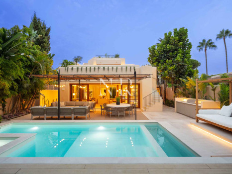 Villa next to the beach in urbanization Casablanca for sale