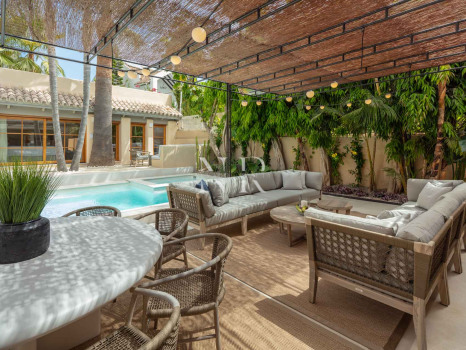 Villa next to the beach in urbanization Casablanca for sale