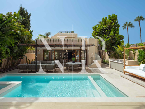 Villa next to the beach in urbanization Casablanca for sale