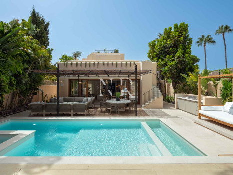 Villa next to the beach in urbanization Casablanca for sale