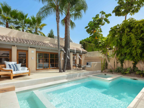 Villa next to the beach in urbanization Casablanca for sale