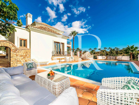 Conjunto de dos villas en Benahavis con amplia parcela a la venta