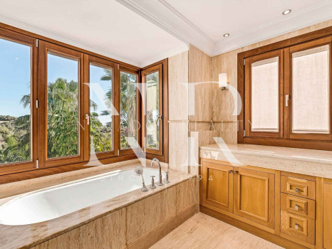 Conjunto de dos villas en Benahavis con amplia parcela a la venta