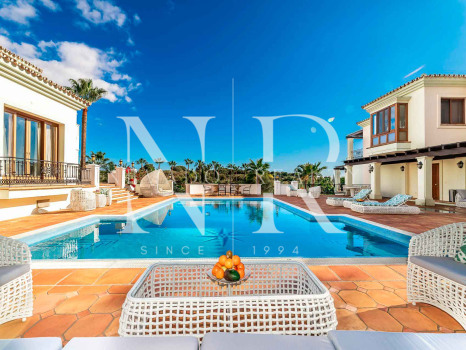 Conjunto de dos villas en Benahavis con amplia parcela a la venta