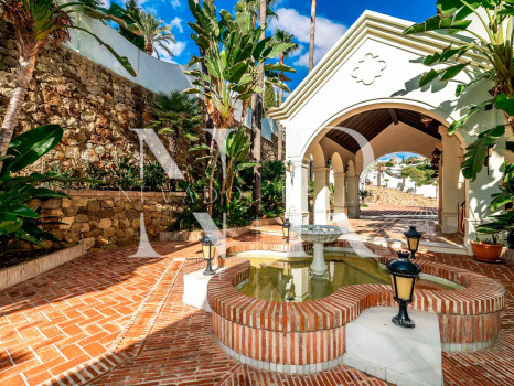 Conjunto de dos villas en Benahavis con amplia parcela a la venta