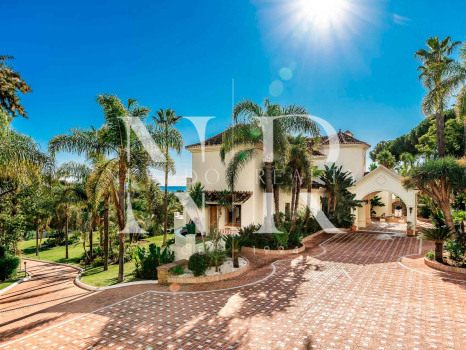 Conjunto de dos villas en Benahavis con amplia parcela a la venta