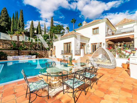 Conjunto de dos villas en Benahavis con amplia parcela a la venta