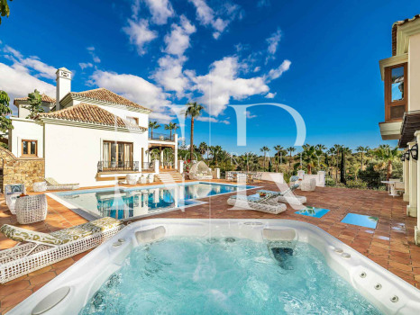 Conjunto de dos villas en Benahavis con amplia parcela a la venta