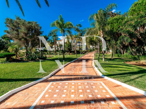 Conjunto de dos villas en Benahavis con amplia parcela a la venta