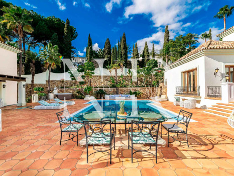 Conjunto de dos villas en Benahavis con amplia parcela a la venta
