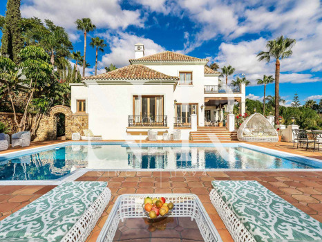 Conjunto de dos villas en Benahavis con amplia parcela a la venta
