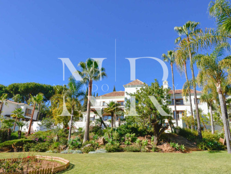 Conjunto de dos villas en Benahavis con amplia parcela a la venta