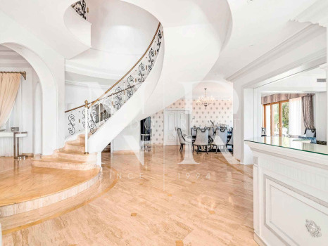 Conjunto de dos villas en Benahavis con amplia parcela a la venta