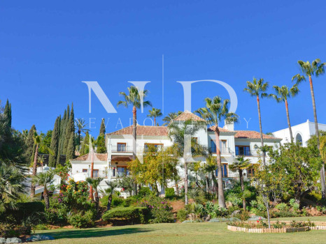 Conjunto de dos villas en Benahavis con amplia parcela a la venta