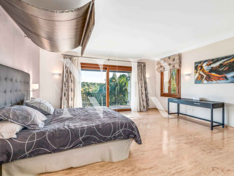 Conjunto de dos villas en Benahavis con amplia parcela a la venta