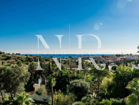 Conjunto de dos villas en Benahavis con amplia parcela a la venta