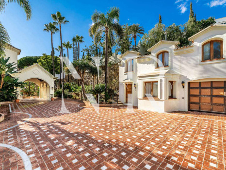 Conjunto de dos villas en Benahavis con amplia parcela a la venta
