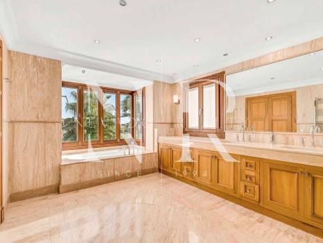 Conjunto de dos villas en Benahavis con amplia parcela a la venta