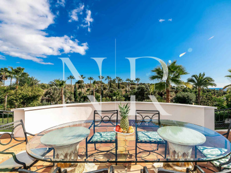 Conjunto de dos villas en Benahavis con amplia parcela a la venta
