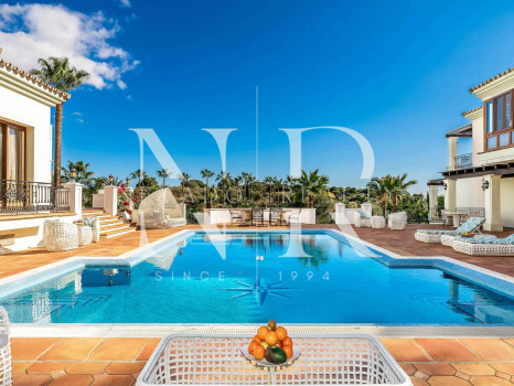 Conjunto de dos villas en Benahavis con amplia parcela a la venta