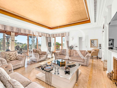Conjunto de dos villas en Benahavis con amplia parcela a la venta