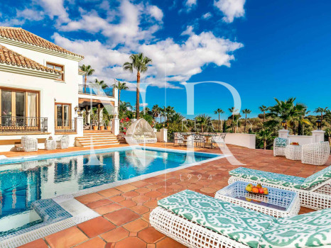 Conjunto de dos villas en Benahavis con amplia parcela a la venta