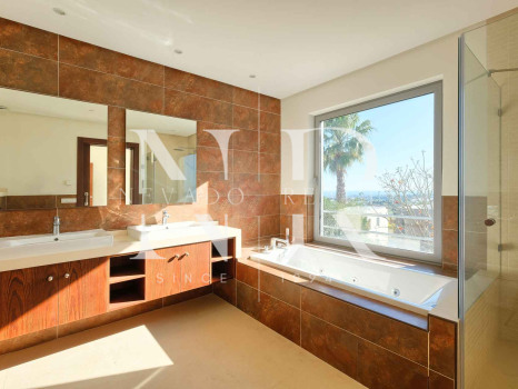 Villa à Benahavís à côté du terrain de golf à vendre