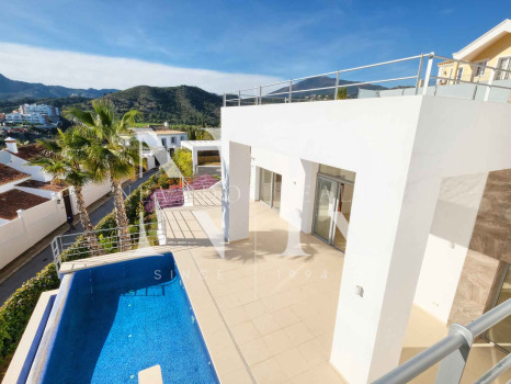 Villa à Benahavís à côté du terrain de golf à vendre