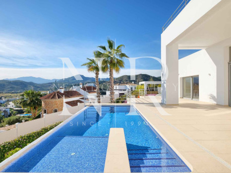 Villa à Benahavís à côté du terrain de golf à vendre