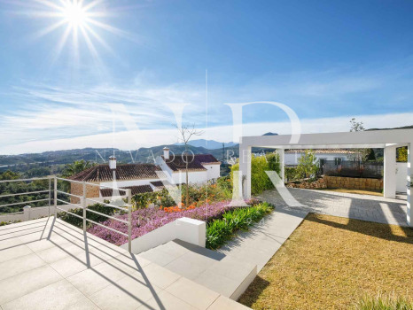 Villa à Benahavís à côté du terrain de golf à vendre