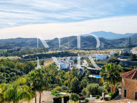 Villa à Benahavís à côté du terrain de golf à vendre