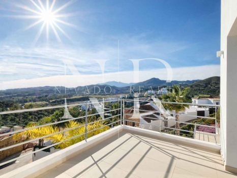 Villa à Benahavís à côté du terrain de golf à vendre