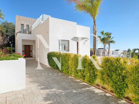 Villa à Benahavís à côté du terrain de golf à vendre