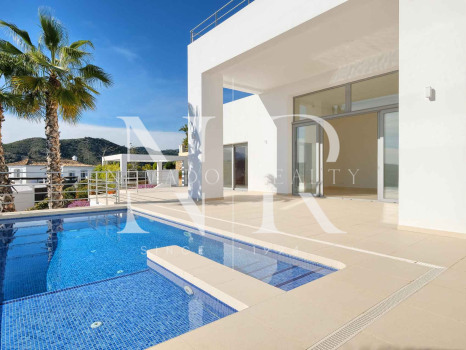 Villa à Benahavís à côté du terrain de golf à vendre