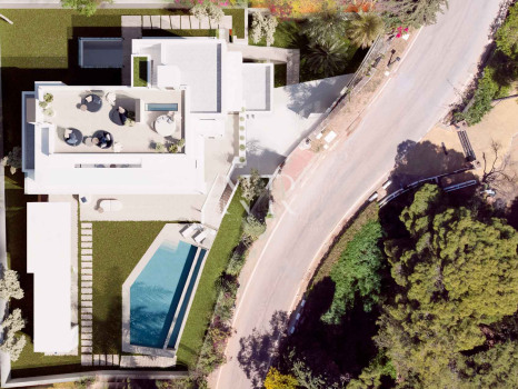 Villa nouvellement construite à Cascada de Camoján à vendre