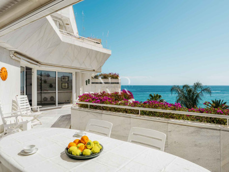 Appartement dans l'immeuble Mare Nostrum avec vue sur la mer à vendre