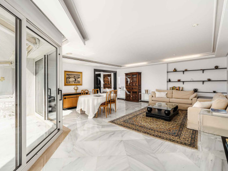 Appartement dans l'immeuble Mare Nostrum avec vue sur la mer à vendre